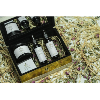 Nectarome Подарочный Набір кофр рожевий / Coffret Rosee (косметическое мило глицериновое з трояндою 120 г, Маска для обличчя с медом и розой 250 г, цветочная Вода косметическая Троянди 50 мл, Масло для догляду за обличчям ревитализир